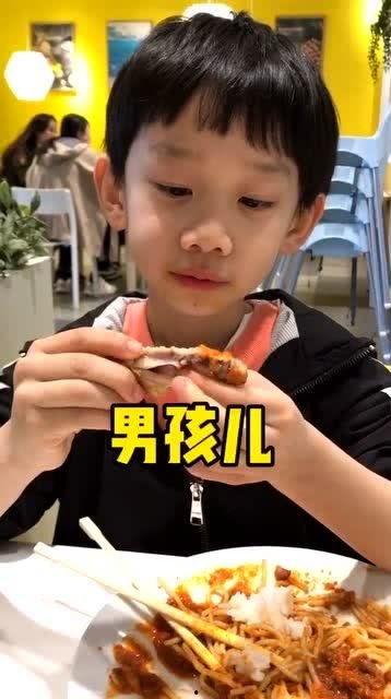 娱乐吃瓜小男孩是谁啊视频,网络红人背后的故事